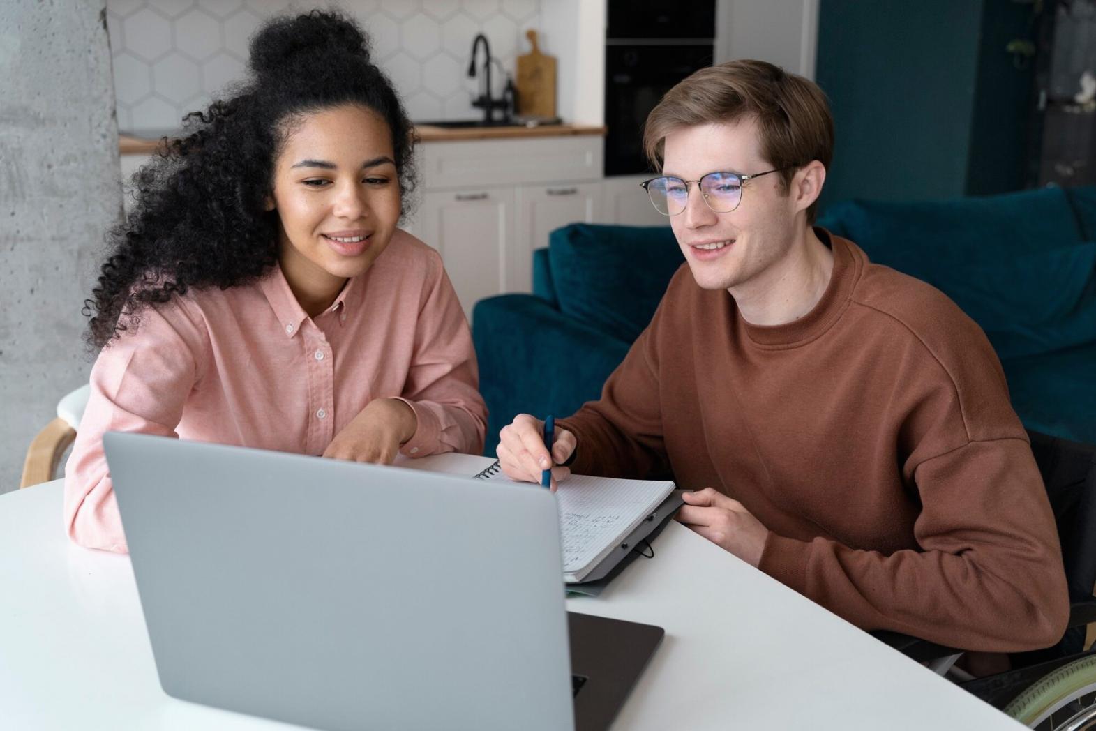 Professionelle Zusammenarbeit zwischen Finanzpartnern bei der Kennzahlenanalyse